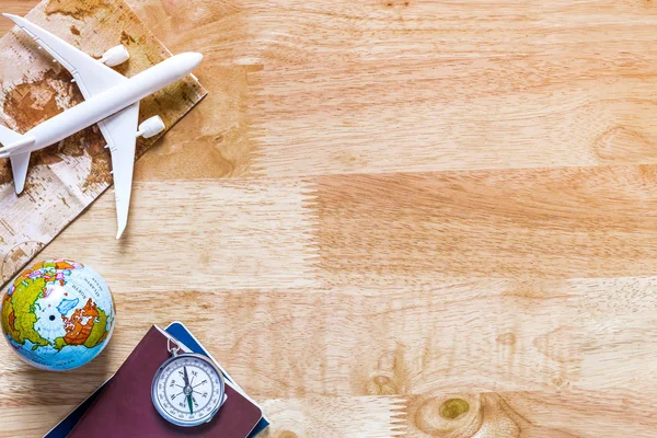 Traje Accesorios Viajero Sobre Fondo Madera Con Espacio Copia Concepto — Foto de Stock