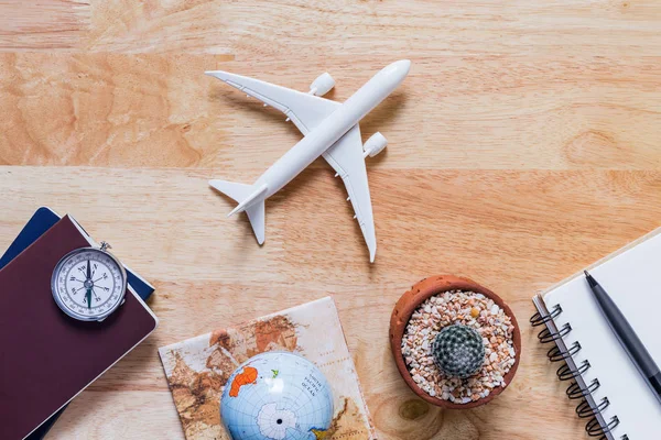 Roupa Acessórios Viajante Fundo Madeira Com Espaço Cópia Conceito Viagem — Fotografia de Stock