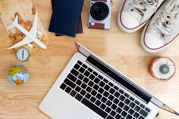 Traje Accesorios Viajero Sobre Fondo Madera Con Espacio Copia Concepto — Foto de Stock