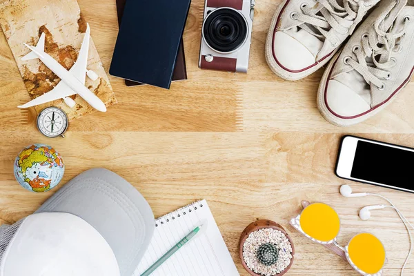 Traje Accesorios Viajero Sobre Fondo Madera Con Espacio Copia Concepto — Foto de Stock