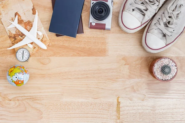 Traje Accesorios Viajero Sobre Fondo Madera Con Espacio Copia Concepto — Foto de Stock