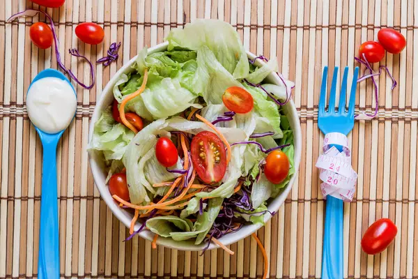 Diätsalat Mit Frischem Gemüse Tomaten Gurken Chinakohl Rote Zwiebeln Und — Stockfoto