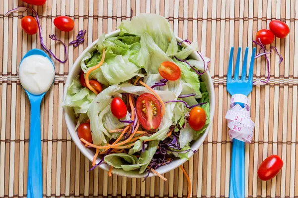 Insalata Alimentare Con Verdure Fresche Pomodoro Cetriolo Cavolo Cinese Cipolla — Foto Stock