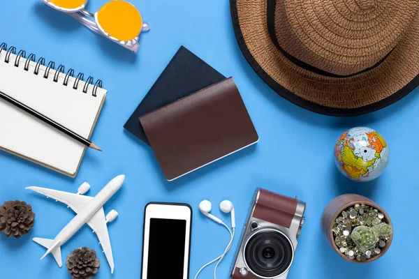 Traje y accesorios de viajero sobre fondo azul con copia — Foto de Stock