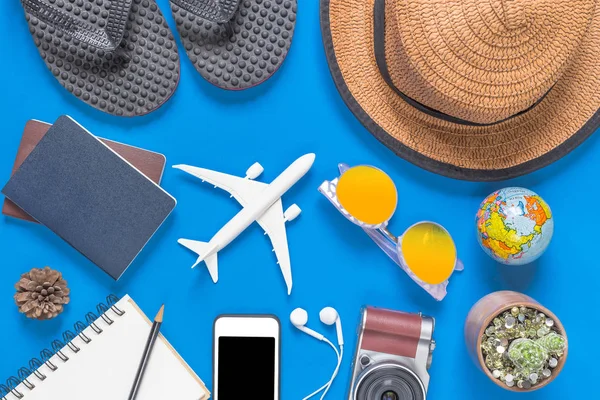 Outfit und Accessoires des Reisenden auf blauem Hintergrund mit Kopie — Stockfoto