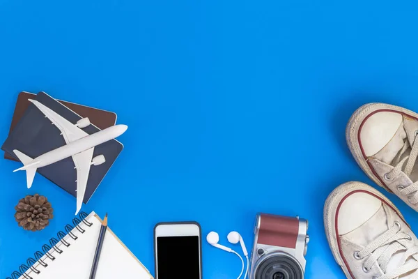 Traje y accesorios de viajero sobre fondo azul con copia — Foto de Stock