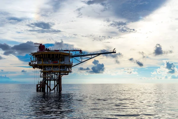 Indústria offshore Plataforma de produção de petróleo e gás — Fotografia de Stock