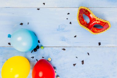 Düz üst veiw maske parti hazırlama aksesuarları yatıyordu. cosmeti