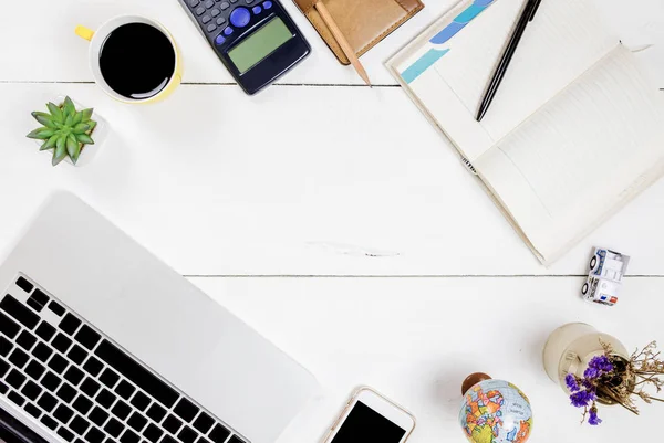 Pohled shora s kopií prostorem bílými kancelářský stůl s notebookem, inteligentní — Stock fotografie