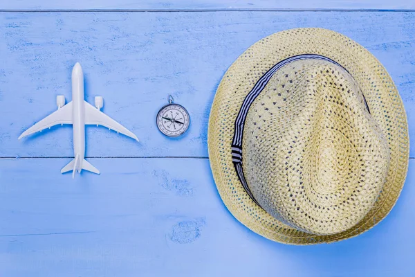 Ansicht von oben wesentliche Reisegegenstände auf blauem Holzhintergrund.free s — Stockfoto