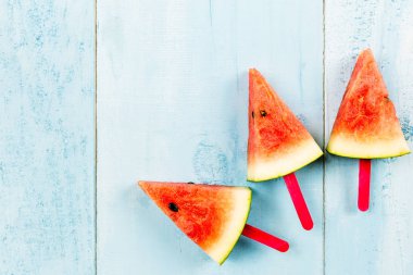 Yaz konsepti karpuz dilimi dondurmayı mavi bir rustik ahşap üzerine 