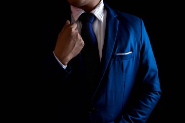 Adam iş takım elbise, siyah arka plan üzerine iş adamı