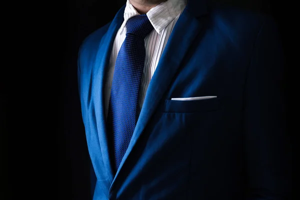 男のビジネス スーツ、黒い背景にビジネスの男性 — ストック写真