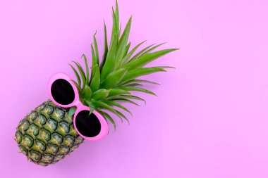 Moda Hipster ananas pembe renkli arka plan, Bright Summe üzerinde