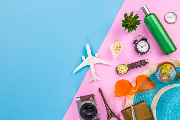 Traje y accesorios de viajero sobre fondo azul y rosa — Foto de Stock