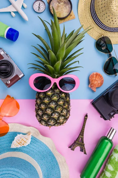 Mode-Ananas. helle Sommerfarbe. Strandkleidung Accessoires — Stockfoto