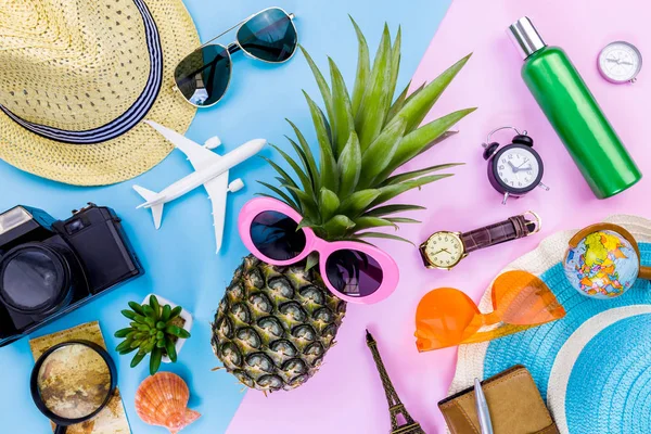 Mode-Ananas. helle Sommerfarbe. Strandkleidung Accessoires — Stockfoto