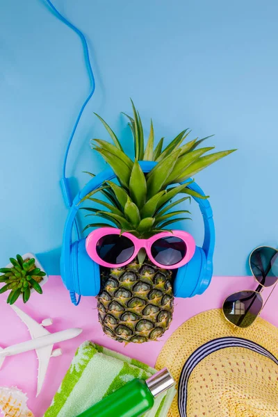 Mode ananas. Ljus sommar färg. Stranden kläder tillbehör — Stockfoto