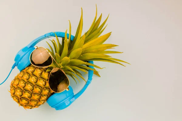 Fashion Hipster Pineapple on background, Bright Summer Color, Tr — Stock Photo, Image