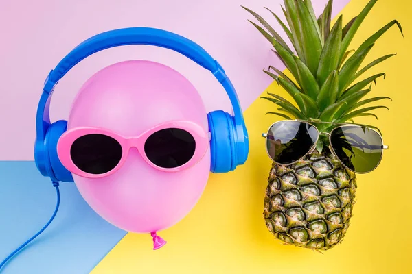 Mode Hipster Ananas et ballon à air rose sur backg coloré — Photo