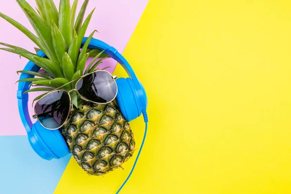 Mode Ananas. Couleur d'été brillante. Vêtements de plage Accessoire — Photo