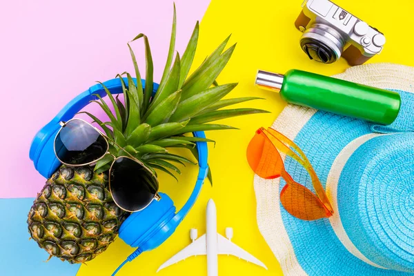 Mode ananas. Ljus sommar färg. Stranden kläder tillbehör — Stockfoto