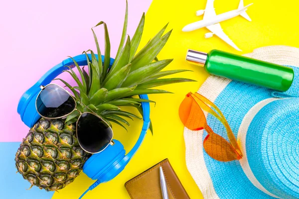 Mode-Ananas. helle Sommerfarbe. Strandkleidung Accessoires — Stockfoto