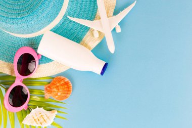 Yaz üstten görünüm, kıyafet ve aksesuarları seyahat kopya alanı, seyahat kavramı ile mavi arka plan ayarlayın. Mavi arka plan üzerinde havai görünümü seyahat aksesuarları, temel tatil öğeleri, seyahat kavramı. Üstten Görünüm