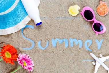 Yaz üstten görünüm, kıyafet ve aksesuarları seyahat kopya alanı, seyahat kavramı ile mavi arka plan ayarlayın. Mavi arka plan üzerinde havai görünümü seyahat aksesuarları, temel tatil öğeleri, seyahat kavramı. Üstten Görünüm