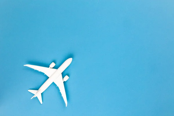 비행기 파스텔 공간에 비행기 디자인입니다 파란색 배경에 개념입니다 — 스톡 사진