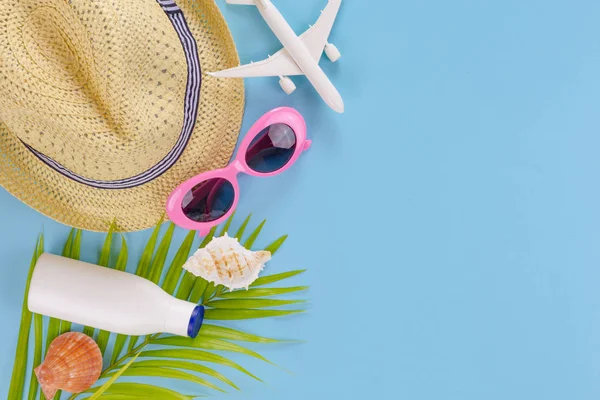 Sommer Set Draufsicht Outfit Und Accessoires Des Reisenden Auf Blauem — Stockfoto