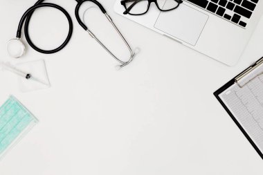 Stetoskop, doktorun masasının üst görüntüsü, beyaz arkaplan üzerine boş kağıt, beyaz üzerine doktor çalışma araçları, stetoskop,