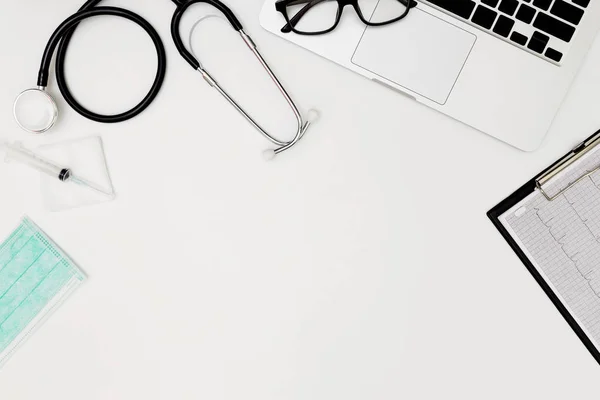 Stetoskop, doktorun masasının üst görüntüsü, beyaz arkaplan üzerine boş kağıt, beyaz üzerine doktor çalışma araçları, stetoskop,