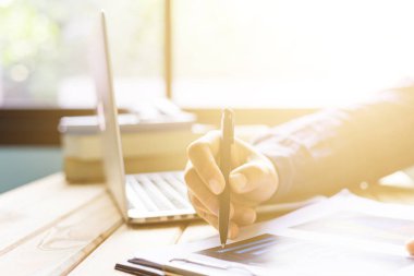 Ahşap masada dizüstü bilgisayarı olan modern çalışma masası, üst görünüm dizüstü bilgisayar arka planı ve tahta arka planda fotokopi alanı, dizüstü bilgisayarı, akıllı telefonu ve ahşap masadaki diğer iş malzemeleri olan beyaz masa ofisi, dizüstü bilgisayar arka planı.