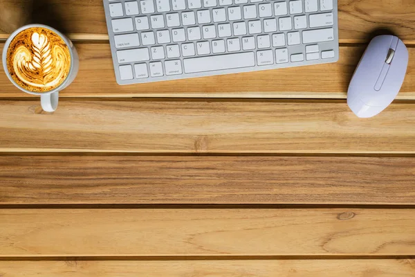 木製のテーブルにラップトップ付きの近代的な職場のオフィスデスクテーブル トップビューのラップトップの背景とコピースペース木製の背景 フレイ コンピュータのラップトップ付きのトップビューオフィステーブルデスク — ストック写真
