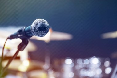 Profesyonel yoğunlaştırıcı stüdyo mikrofonu, Müzikal Konsept. kayıt, radyo stüdyosunda seçici odak mikrofon, seçici odak mikrofon ve bulanık müzik ekipmanları gitar, bas, davul piyano arka planı.