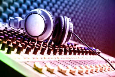 Butik kayıt stüdyo kontrol masası, DJ kulaklıklar profesyonel disk, ses kayıt stüdyosu, mikser ve DJ kulaklıkları için ekipman