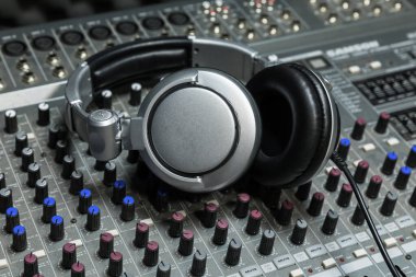 Butik kayıt stüdyo kontrol masası, DJ kulaklıklar profesyonel disk, ses kayıt stüdyosu, mikser ve DJ kulaklıkları için ekipman