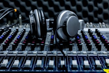 Butik kayıt stüdyo kontrol masası, DJ kulaklıklar profesyonel disk, ses kayıt stüdyosu, mikser ve DJ kulaklıkları için ekipman