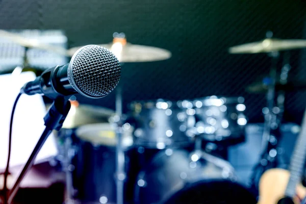 Profesyonel yoğunlaştırıcı stüdyo mikrofonu, Müzikal Konsept. kayıt, radyo stüdyosunda seçici odak mikrofon, seçici odak mikrofon ve bulanık müzik ekipmanları gitar, bas, davul piyano arka planı.