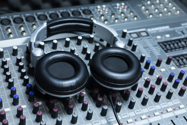 Butik kayıt stüdyo kontrol masası, DJ kulaklıklar profesyonel disk, ses kayıt stüdyosu, mikser ve DJ kulaklıkları için ekipman