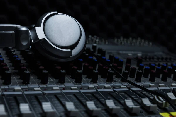 Close Boutique Recording Studio Control Desk Headphones Professional Disc Equipment — Stock Photo, Image