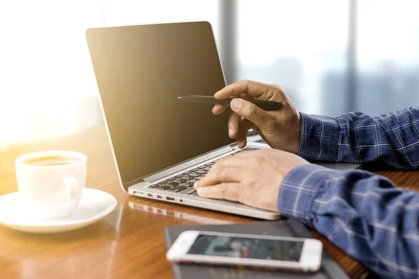 Adamı Modern Işyeriyle Ahşap Masada Dizüstü Bilgisayarı Olan Evden Çalışmak — Stok fotoğraf