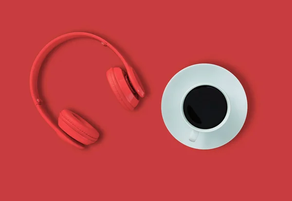 Słuchawki Widok Góry Słuchawki Czarny Kubek Kawy Czerwonym Tle Minimalistyczne — Zdjęcie stockowe