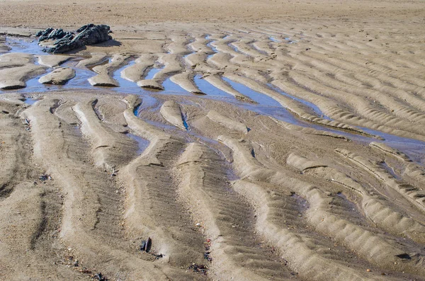 Tengerhullámok a homokos parton — Stock Fotó