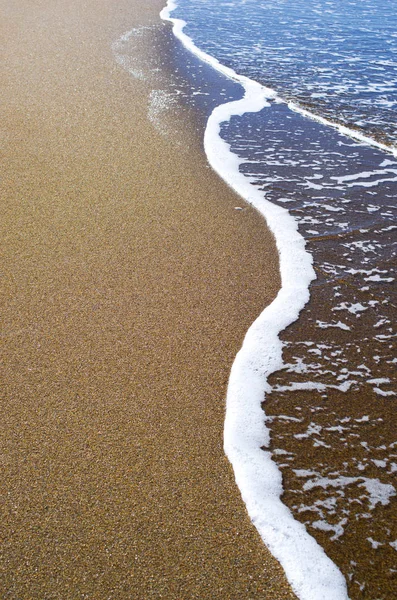 모래사장에 푸른 바 다 물결 이 일고 있다. 배경. — 스톡 사진