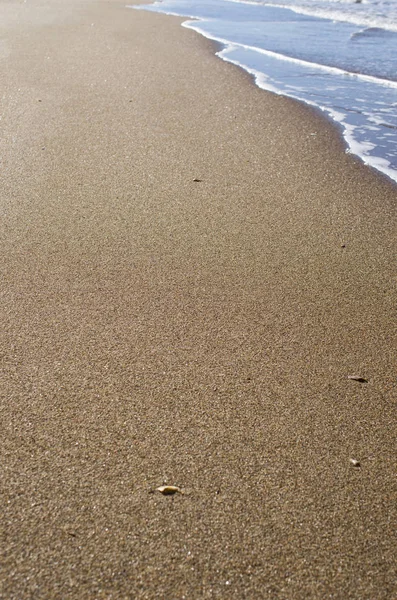모래사장에 푸른 바 다 물결 이 일고 있다. 배경. — 스톡 사진