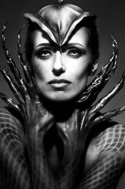 Kadın kertenkele. Vücut sanat genç kız renkli boya