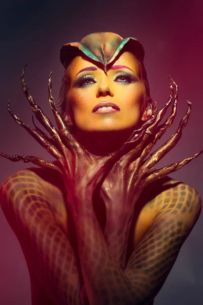 Жіноча ящірка. Боді-арт молода дівчина в барвистій фарбі — стокове фото