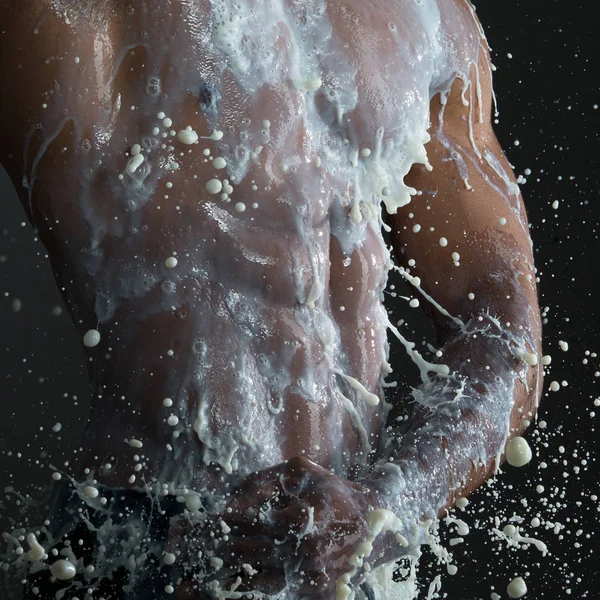 Sinnliches Modeporträt eines fitten nackten männlichen Modells, das gegen strahlendes Weiß posiert Stockbild